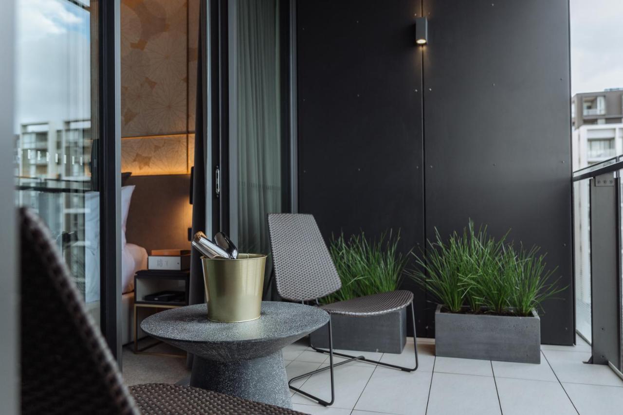 One Global Resorts Green Square Cité de Cité de Sydney Extérieur photo The balcony of a penthouse apartment at The Standard London